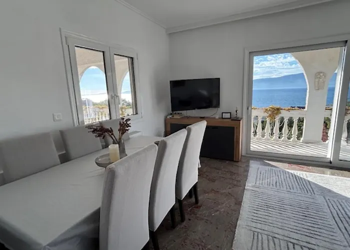 By The Sea 200m & Sea View With Garden 別荘 アイイ・テオドリ